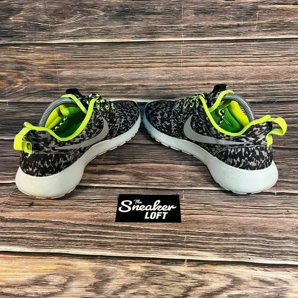 Nike Roshe Run Women's Gray Black Print Athletic‎ Running Shoes - Picture 5 of 8